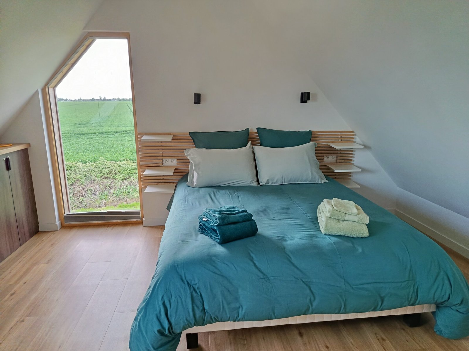 Une chambre avec vue sur les champs au Domaine de Marbois