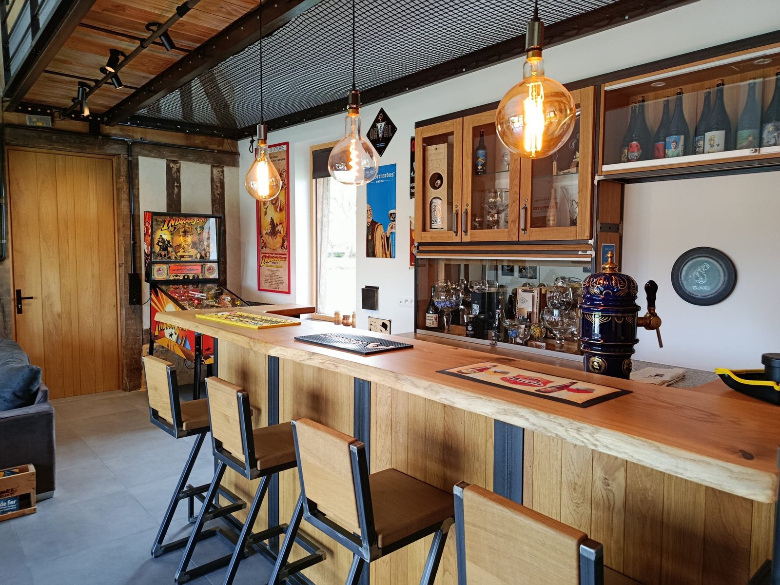 Le salon avec coin bar du Domaine de Marbois