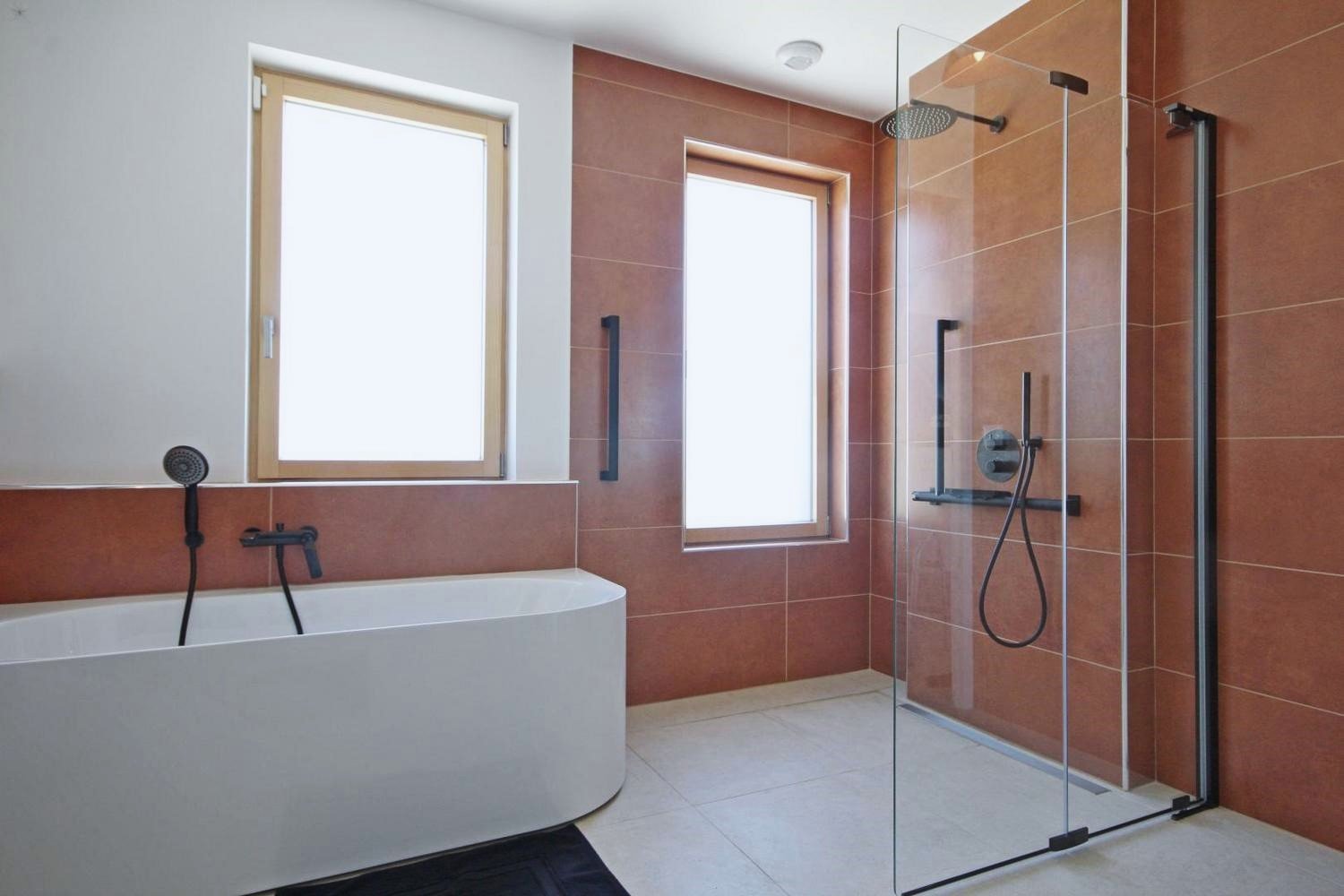 La baignoire de la salle de bains PMR du Domaine de Marbois