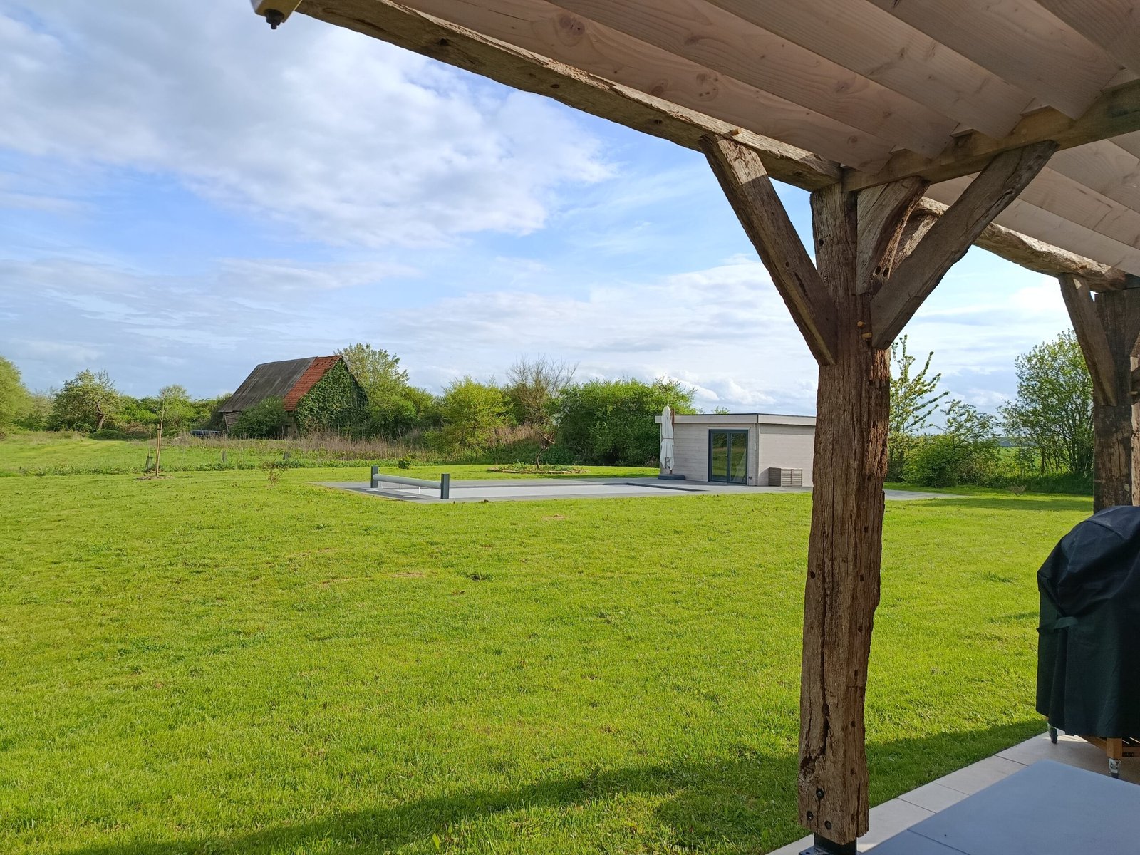 Vue dégagée depuis la terrasse du Domaine de Marbois