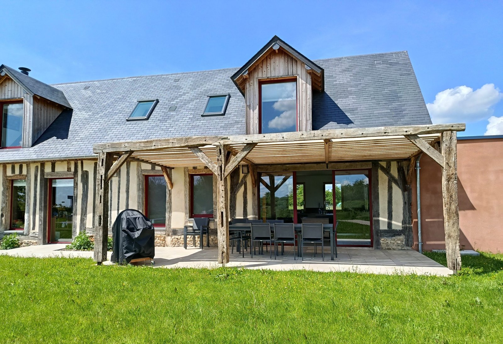 La terrasse extérieure du Domaine de Marbois